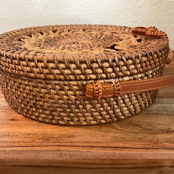 Featured on Good Morning America, 100% Hand Woven Rattan Bag w/Leather, Like New - Picture 3 of 11